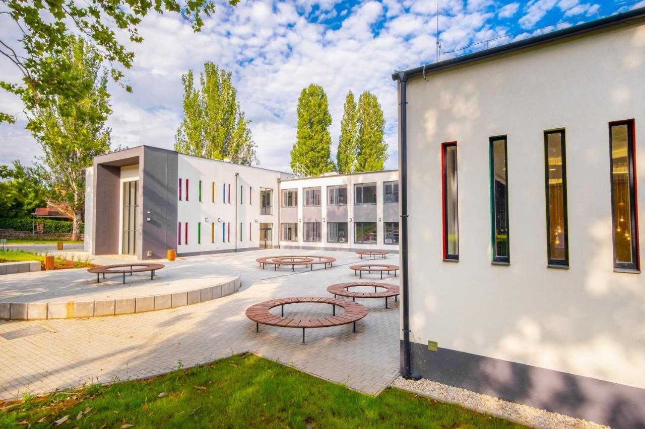 Bed and Breakfast Ciszterci Rendezvenykoezpont Balatonalmádi Exterior foto